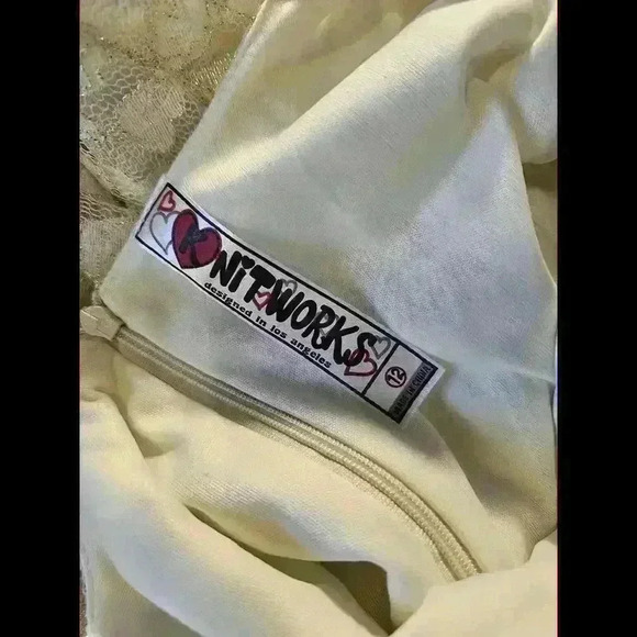 Chic Lace Flared Dress with Tulle Lining - Perfect for Special Occasions - Picture 5 of 5